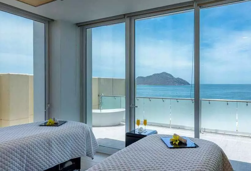 ホテル Doubletree By Hilton Mazatlan