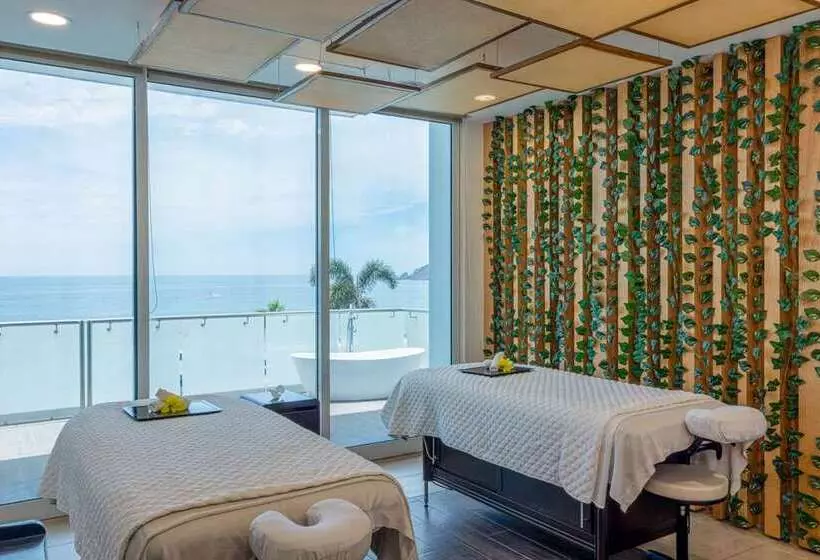 ホテル Doubletree By Hilton Mazatlan