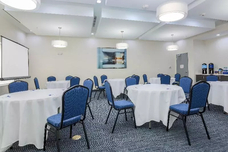 ホテル Holiday Inn Express & Suites Houston   Hobby Airport Area, An Ihg