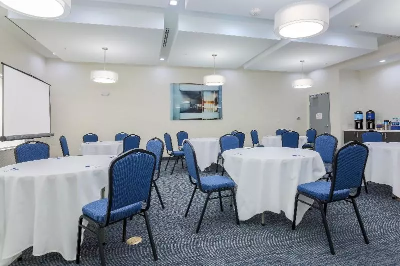 ホテル Holiday Inn Express & Suites Houston   Hobby Airport Area, An Ihg