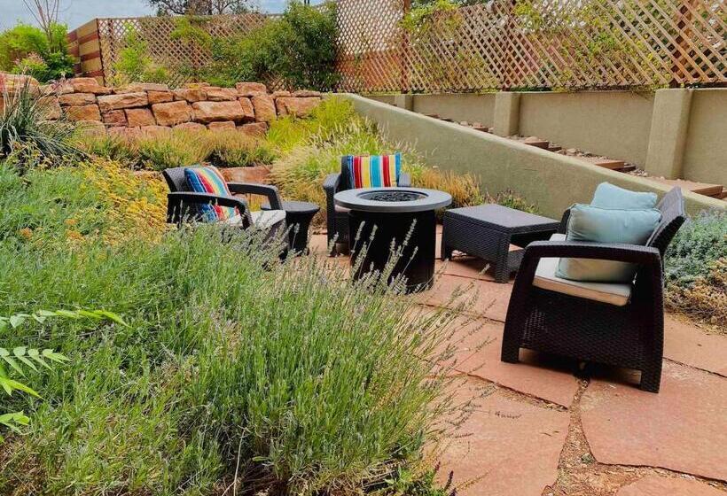 בית מלון כפרי The Flagstone Boutique Inn & Suites