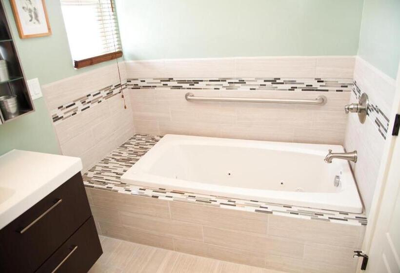 בית מלון כפרי The Flagstone Boutique Inn & Suites