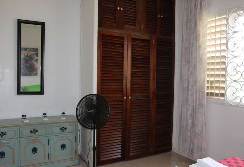 Hotbox Bud & Breakfast   Hostel