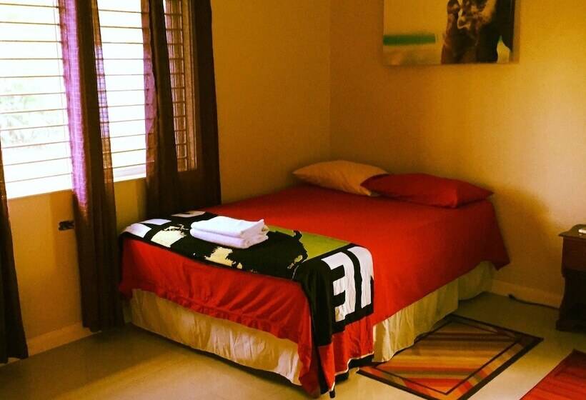 Hotbox Bud & Breakfast   Hostel