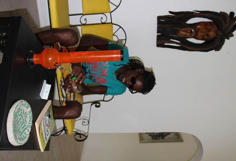 Hotbox Bud & Breakfast   Hostel