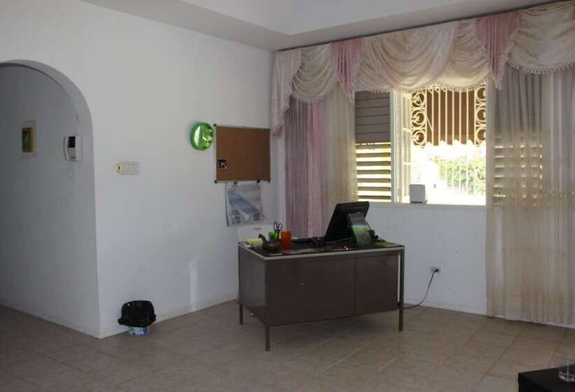 Hotbox Bud & Breakfast   Hostel