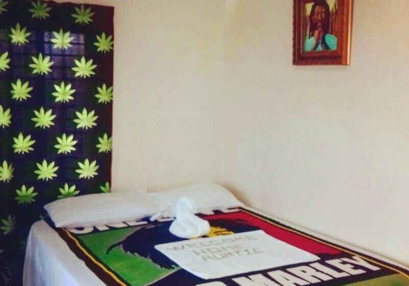 Hotbox Bud & Breakfast   Hostel