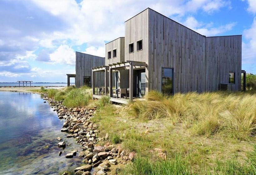 Oasis Punt West Hotel & Beach Resort