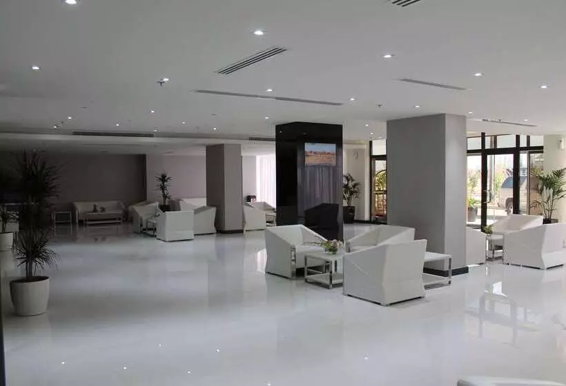 ホテル Golden Tulip Al Khobar Suites