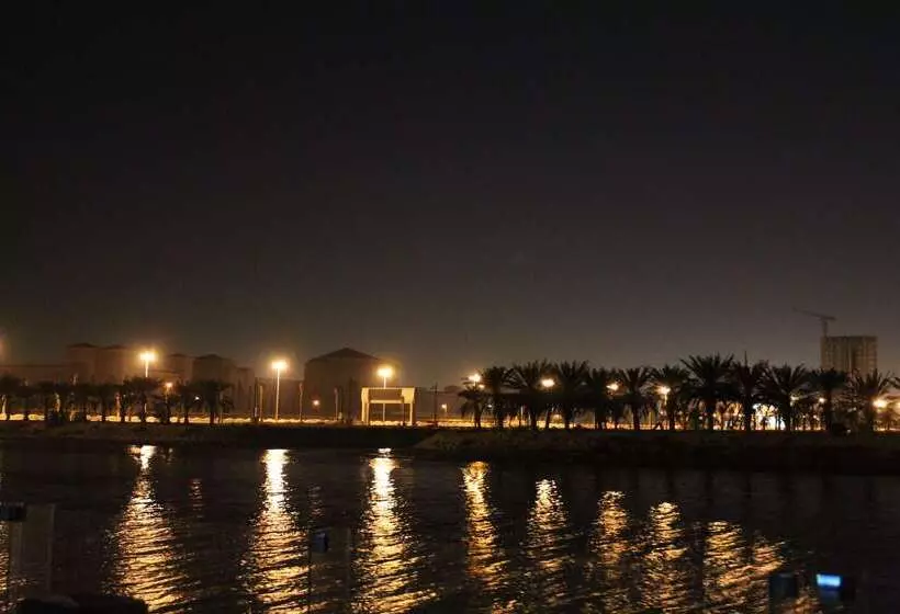 ホテル Golden Tulip Al Khobar Suites