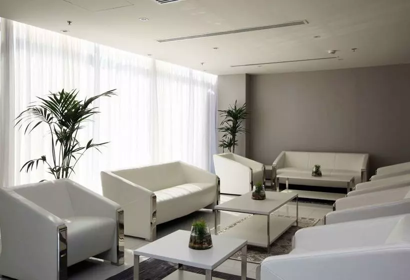 ホテル Golden Tulip Al Khobar Suites