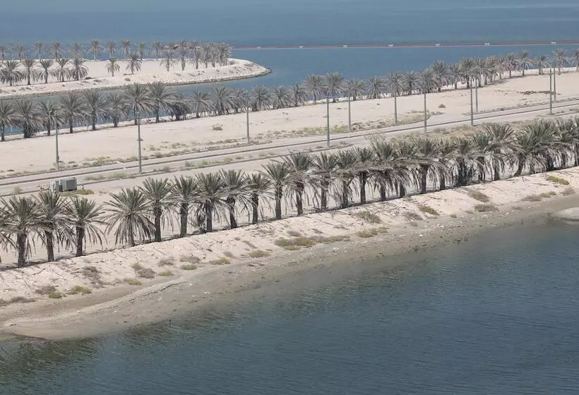 ホテル Golden Tulip Al Khobar Suites