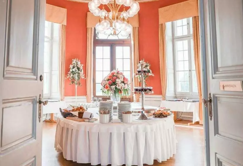 Hotelli Bernstorff Castle
