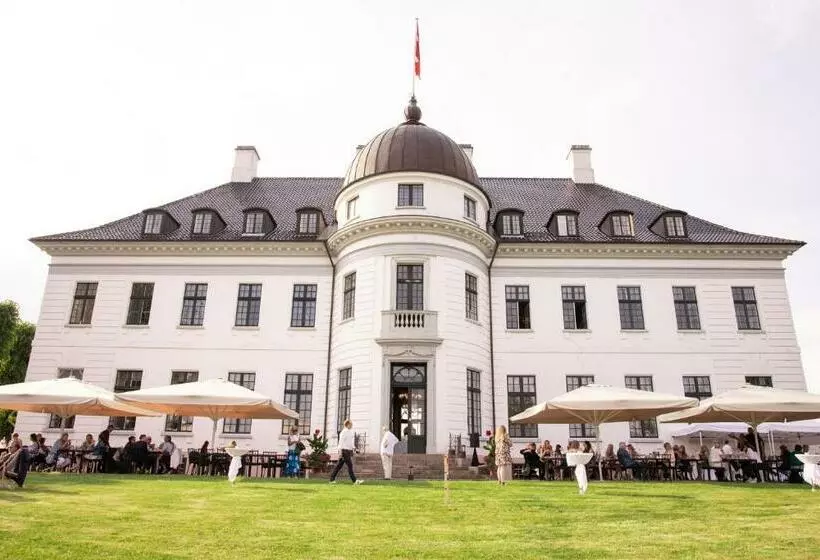Hotelli Bernstorff Castle