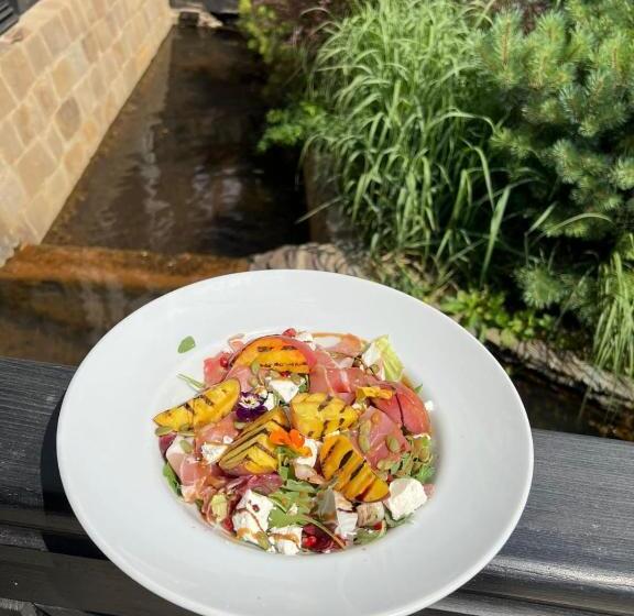 هتل Podu' Cu Lanturi