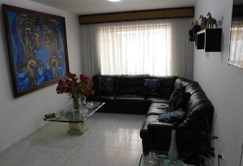 تختخواب و صبحانه Hostal Familiar La Alborada