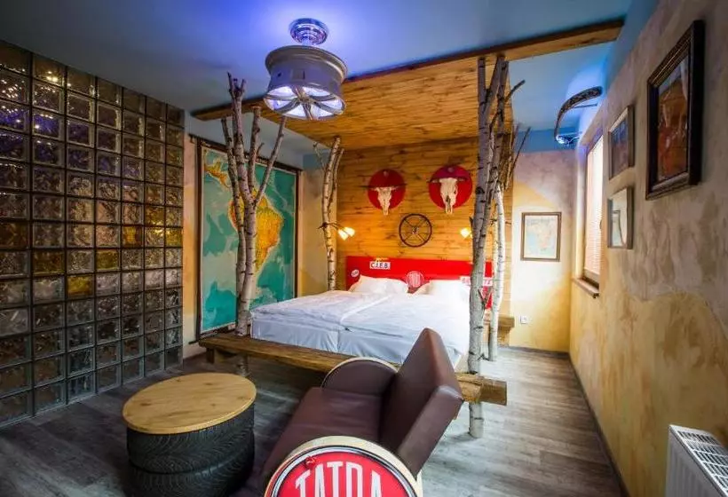 Retro Hotel Garage