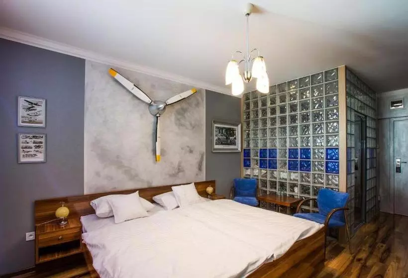 Retro Hotel Garage