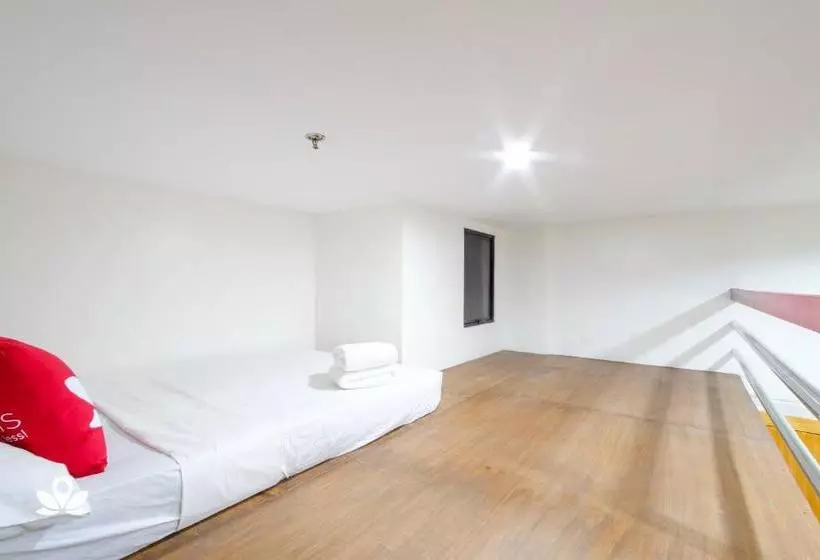 Hotelli Zen Rooms Time Travellers Makati