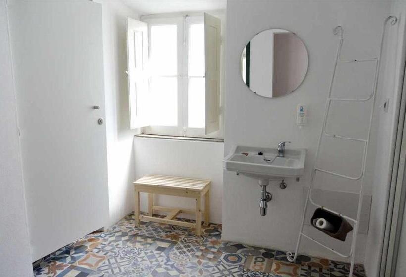 تختخواب و صبحانه Patinha Inn