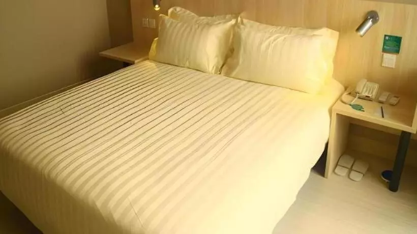 Hotelli Jinjiang Inn Pingliang West Railway Station Xuanhe New City