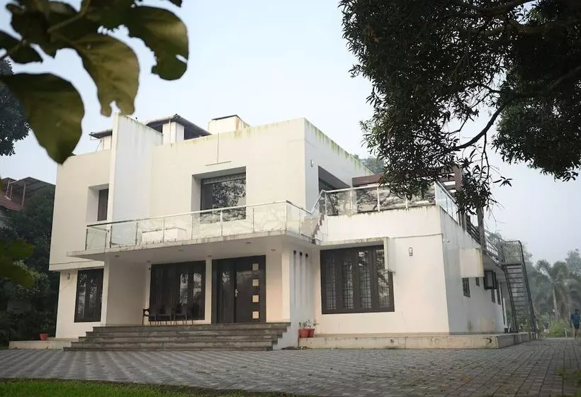 Aamiaismajoitus (B&B) Nadhiyoram River Retreat