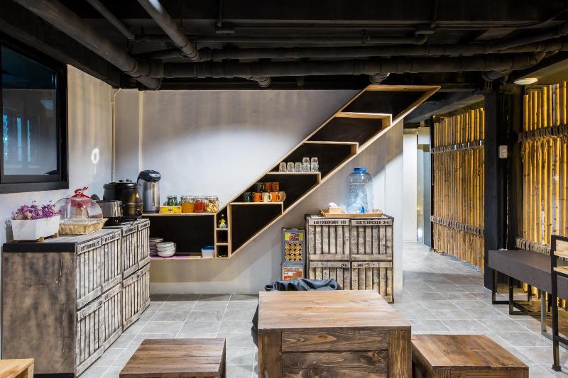 Bed To Bangkok   Hostel