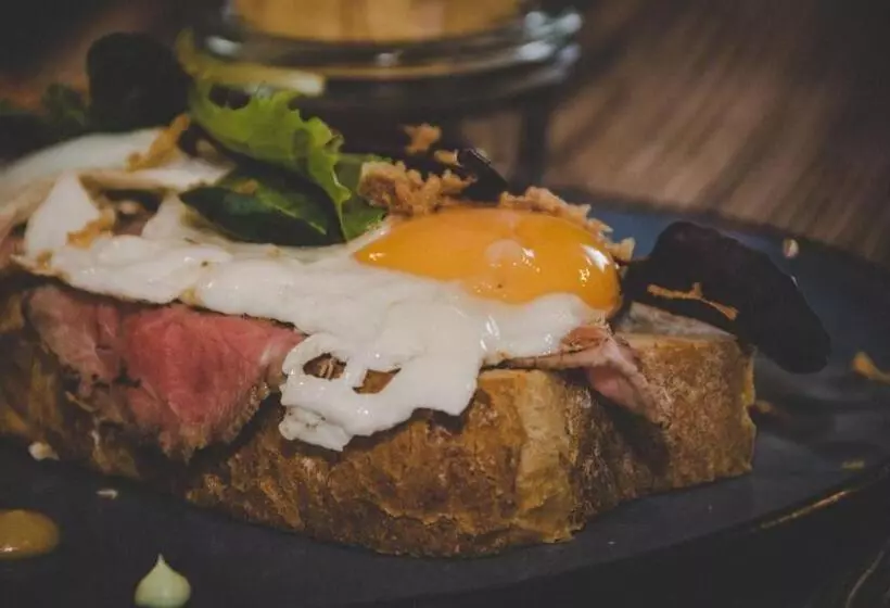 Aamiaismajoitus (B&B) Cafe Restaurant Leo