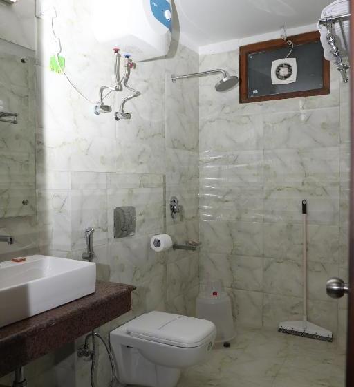 호텔 Hukam S Holiday Home Kasol