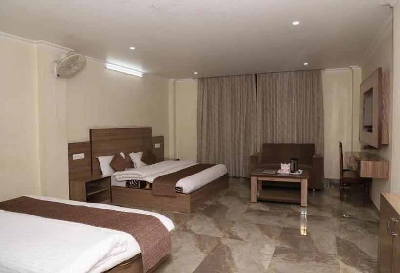 호텔 Hukam S Holiday Home Kasol