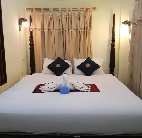 هتل Sakura Wood House