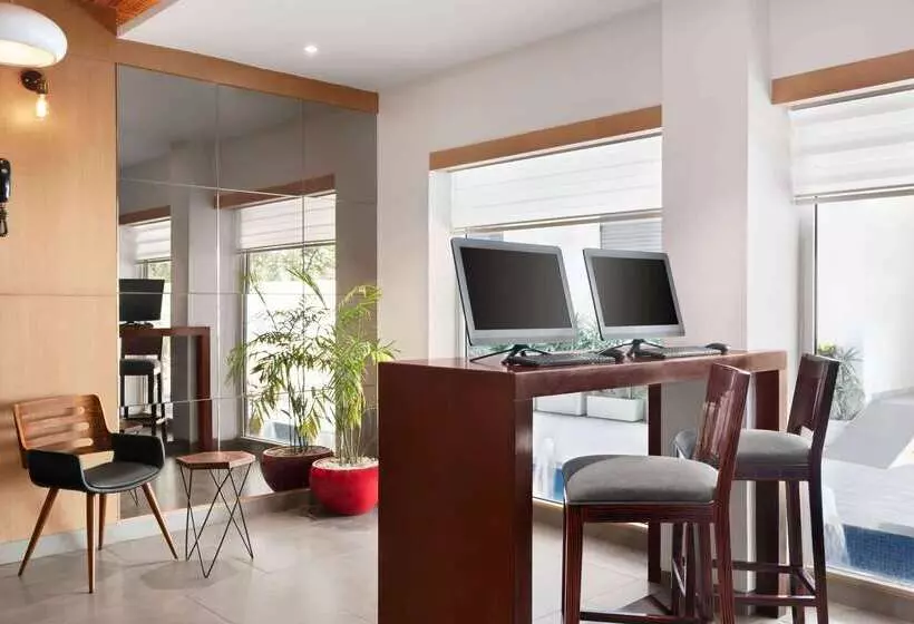 ホテル Howard Johnson By Wyndham Kolkata Airport