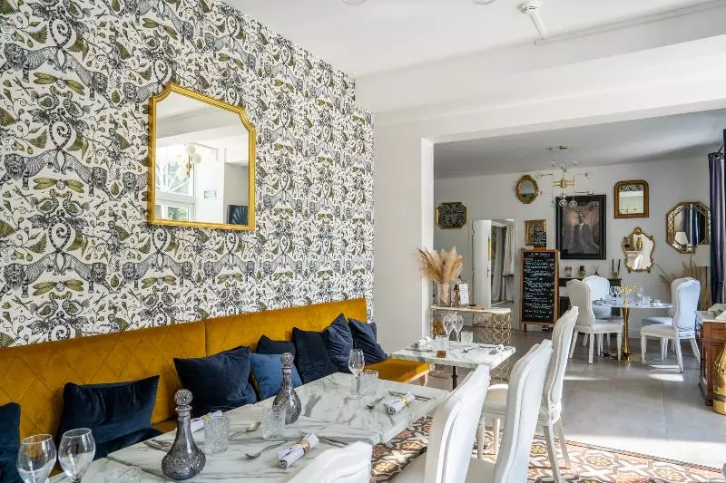 Aamiaismajoitus (B&B) Chateau Des Ayes   Chambres & Suites