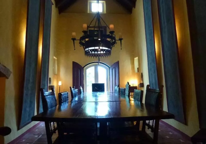 هتل Convento De São Saturnino