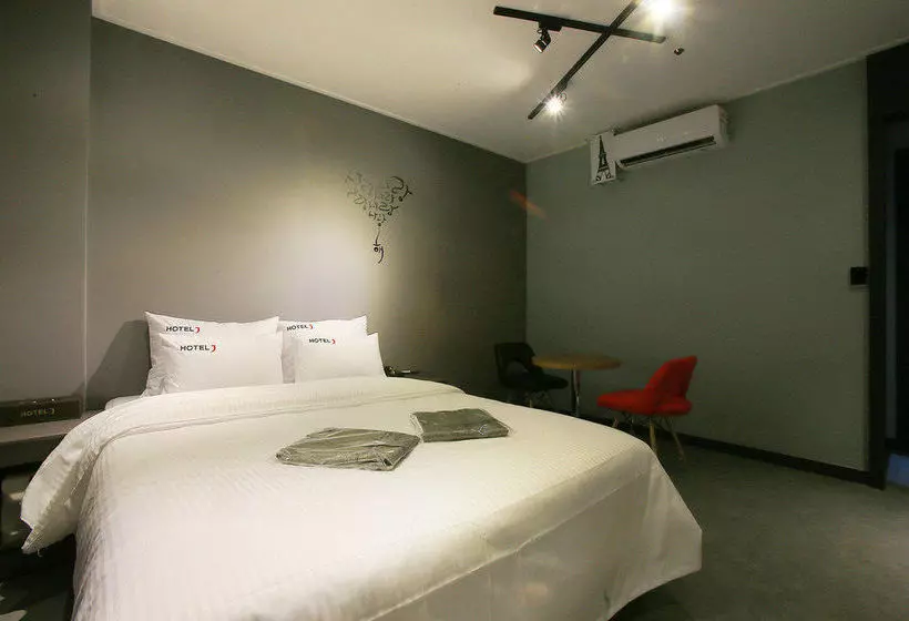 Hotel J