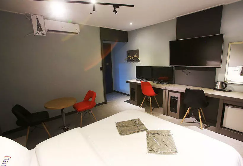 Hotel J