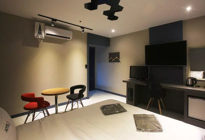 Hotel J