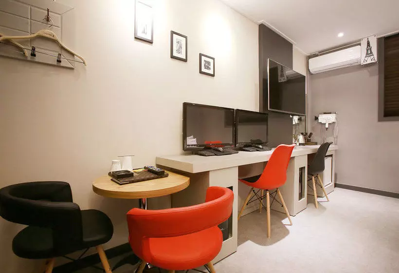 Hotel J
