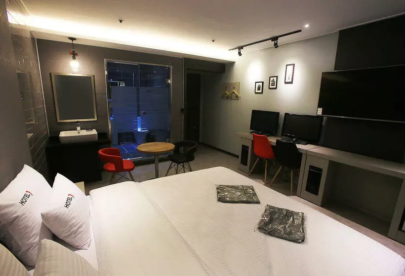 Hotel J