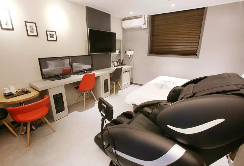 Hotel J