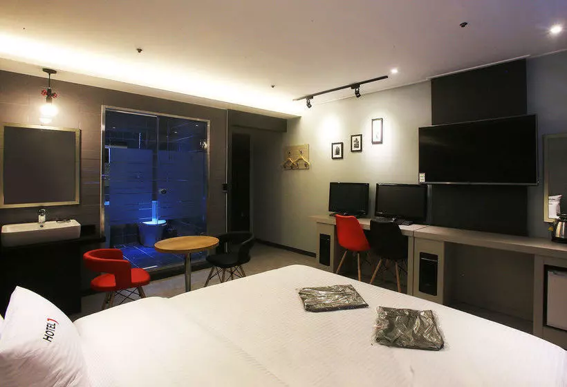 Hotel J