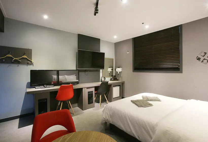 Hotel J