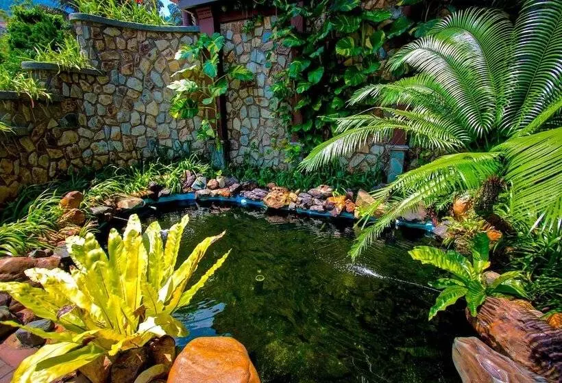 Hotelli The Waterway Villa