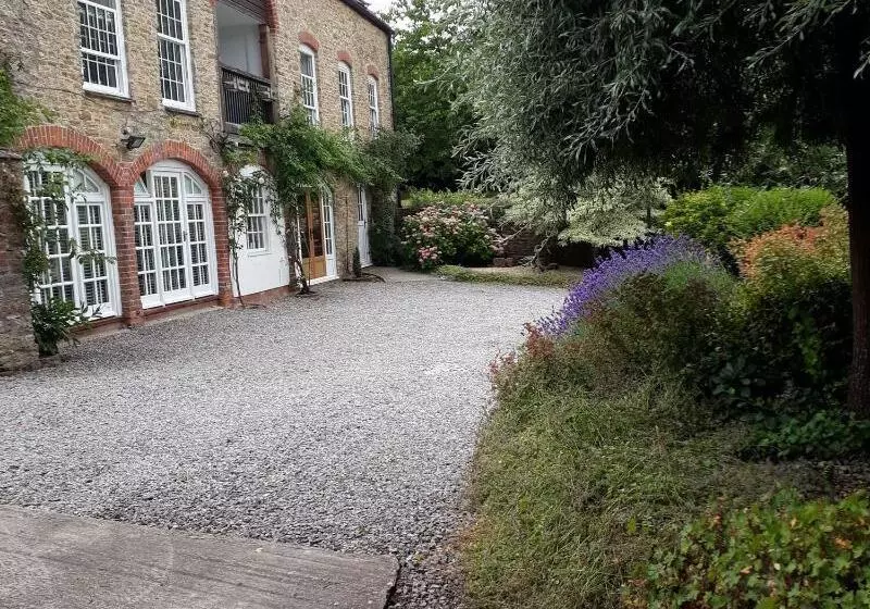 Stoneleigh Barn Bed And Breakfast