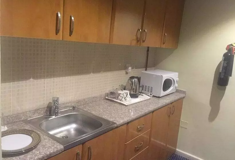 Al Bustan Tower Hotel Suites