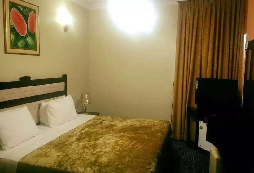 Al Bustan Tower Hotel Suites