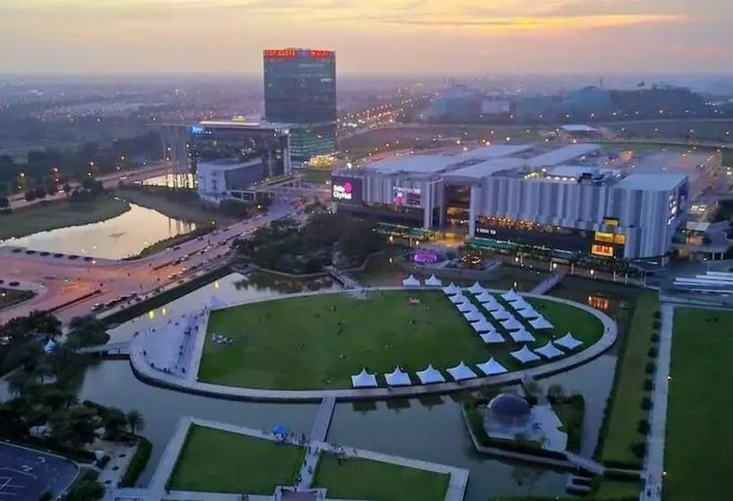 Hotelli De Houz   Trefoil Setia Alam Home Stay