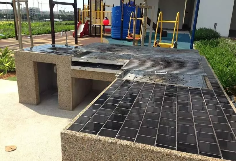 Hotelli De Houz   Trefoil Setia Alam Home Stay