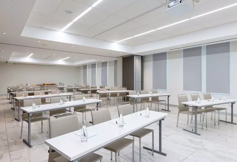 ホテル NH Monterrey La Fe