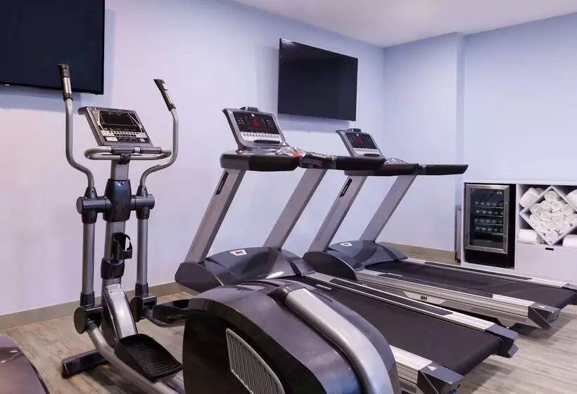 ホテル NH Monterrey La Fe